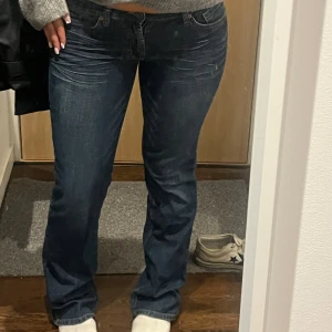 Lowwaist jeans  - Super fina lowwaist jeans med paljett design på fickorna💕