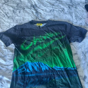 Chinatown Tshirt - En Chinatown tshirt, med stjärnor och norrsken