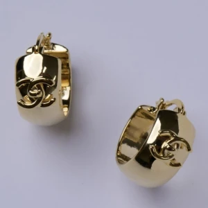 Guldiga Hoops - Snygga chunky örhängen i guld. Örhängena är köpta från Reworked Treasures och är oanvända.