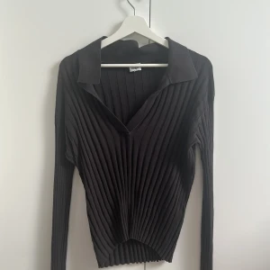 Twist & tango tröja  - Mörkgrå långärmad tröja från Twist & Tango. Dam tröja i storlek M. Passar mig som pendlar mellan 38/40 och M/L. Långa ärmar och lite lösare i passformen, iallafall på mig men då kläder passar alla olika så är det svårt att säga hur den är i storlek. Säljs billigt då jag mest vill bli av med den då den inte längre kommer till användning. Väl använd så kan finnas tecken på normalt slitage men har inte själv märkt av hål, fläckar etc. Säljs i befintligt skick och ansvarar inte för postens slarv. 