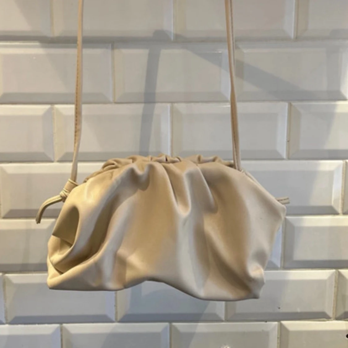 Beige axelväska med snörning