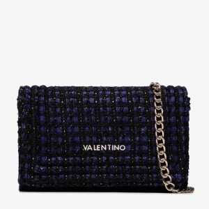 väska  Valentino - Snygg axelväska från Valentino i mörkblått och svart rutigt tyg med kedjerem i metall. Väskan har en klassisk rektangulär form och logga framtill. Perfekt för dig som vill ha en trendig och stilren accessoar med lyxig känsla.