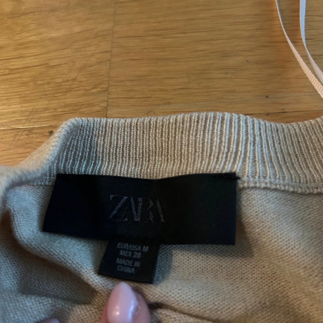 Beige kofta med gula detaljer - 4