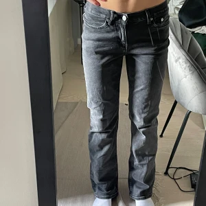 Weekday jeans - Säljer ett par gråa jeans från Weekday 