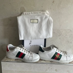 Gucci Ace vita sneakers med bi-detalj - Gucci Ace be, storlek 42, box och dust bag ingår, bra skick priset är ej hugget i sten bara höra av sig 