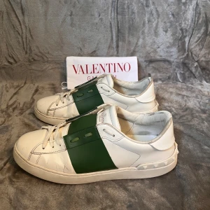 Valentino open - Valentino open - 42 | Skick: Mycket bra skick | Sula: 27,5 cm | Tillbehör: Dustbag | Bara att skiva vid frågor och pris går att diskutera
