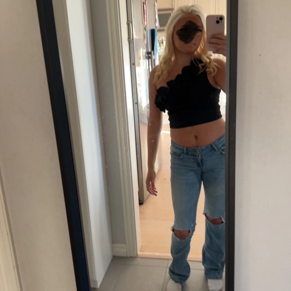 Svart oneshoulder croppad topp med volanger