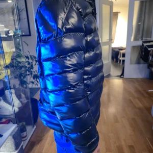 Moncler jacka - Tja. Säljer min feta moncler jacka. Storlek 2 och passar både killar och tjejer skriv vid intresse och tveka inte. Kan ta emot byten. Priset ej hugget I sten.