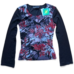 Vintage y2k graphic mesh fest topp - Söt mesh topp med tryck och paljetter. Från gammal kappahl. Har org lapparna kvar. Storlek 34/36. 