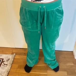 juicy couture  - Säljer ett par gröna  mjukis 316 fast pris går inte ner!!