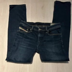 Mörkblåa diesel jeans - Ett par snygga mörkblåa jeans från diesel. Jeansen är gjorde i ett rätt så töjbart material och är bra kvalité med en snygg men inte överdriven tvätt. Jeansen har en slim passform. Kom gärna med prisförslag då det inte är hugget i sten och har ni några frågor eller vill ha fler bilder eller mått är det bara att skriva!