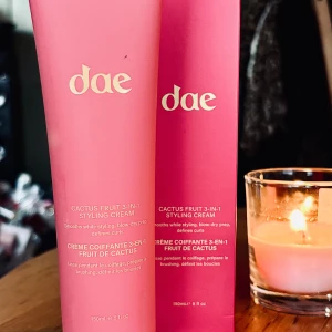 Dae 3 in 1 Cactus fruit styling cream! - Dae 3 in 1 Cactus fruit styling cream 150 ml. Plomberad med kartong.   En bästsäljande 3-i-1-multitaskingkräm som slätar ut eleganta frisyrer, förbereder glansiga utfönningar och definierar naturliga mjuka lockar.