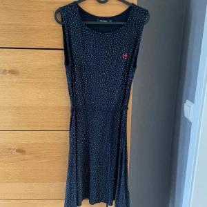 Mörkblå prickig klänning - Mörkblå prickig klänning från Holebrook i strl M. Jättefint skick