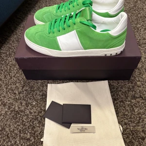 Valentino Flycrew Grön - Moncler Flycrew grön, storlek 42.5. Mycket fint skick med alla nitar kvar. Kommer med box, dustbag och kort