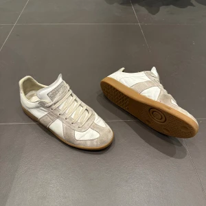 Maison Margiela - Vita Maison Margiela skor i bra skick! Storlek: 43 Riktigt sköna skor och riktigt feta! 