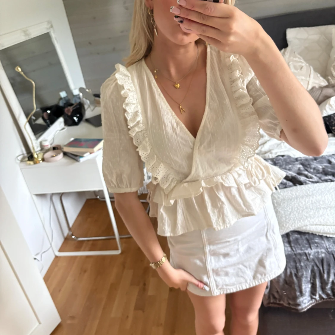 Vit omlottblus med volang och spets - 2