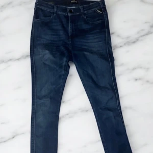 Replay Hyperflex - Säljer nu ett par asfeta hyperflex Replay jeans! Storleken är 27x30 Jeansen är använda ca 2 ggr. Säljs pga av att jag växt ur dem. Kom gärna privat för mer frågor och kika in på mina andra varor! Priset är ej hugget i sten.