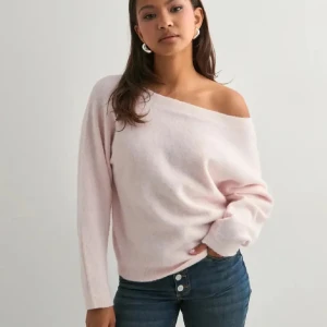 Ljusrosa offshoulder stickad tröja - Superfin ljusrosa stickad tröja med offshoulder-design och lång ärm. Tröjan har en loose passform och mjukt material som känns skönt mot huden. Perfekt att styla med jeans eller kjol för en chill och trendig look.