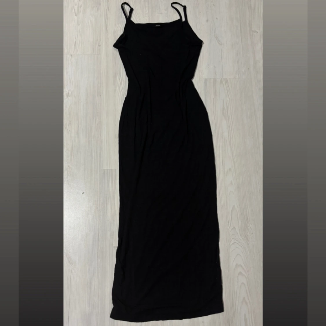 Svart långklänning med smala band SHEIN