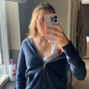 Soft goat  - Mörkblå soft goat zip hoodie💙 Använd fåtal gånger men köpte här på plick förut. Superfint nu till hösten och jätte skön💙stel M men passar som S.