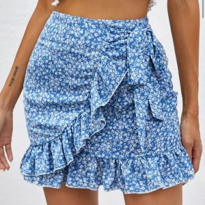 Kjolar - Tre kjolar i röd, blå och svart, alla i storlek S. Från shein, alla tre för 100, nya kostar de lite mer än 300kr. Den röda och svarta är helt oanvänd, den blåa är använd några få gånger.