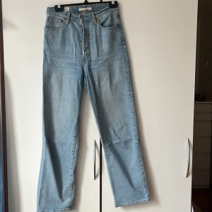 Levi's Ribcage Straight ljusblå jeans - Ett par Levi's Ribcage Straight ankle jeans i ljusblå tvätt i fint skick