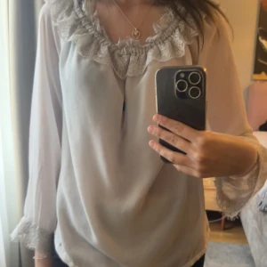 Vit blus med volang och spetsdetaljer - Säljer denna top då den inte används längre. Haft på mig den några gånger men fortfarande i bra skick❣️