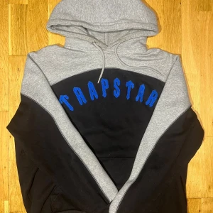 Trapstar Hoodie - Använd i bra skick✅En aning smutsig vid luvan Storlek:XL📏Skickas inom 0-2 dagar📦Kontakta gärna för mer info☺️