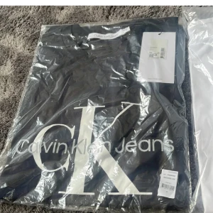 Calvin Klein Jeans t-shirt med logga - Säljer dessa snygga Calvin Klein T-shirts i storlek XS,helt nya hör av dig vid minsta lilla fundering✌🏻(pris kan diskuteras)