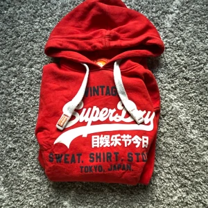 Superdry hoodie - En röd snygg vintage Superdry hoodie i storlek S väldigt bra skick det är bara att fråga vid minsta intresse eller frågor