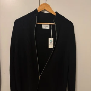 Svart kofta/cardigan från Vailent - En helt ny kofta/cardigan från Valient, aldrig använd med original etiketten kvar! Pris kan diskuteras vid snabb affär och skriv om du har någon fråga.