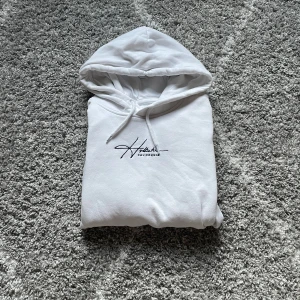 Hollister must-have hoodie - En vit hollister must-have hoodie i bra skick storlek är S det är bara att skriva till mig vid frågor eller minsta intresse :)