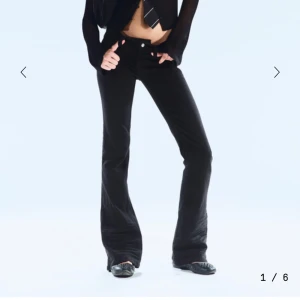 Svarta bootcut jeans Cheap Monday - Svarta lågmidjade bootcut jeans från cheap monday i storlek 25/30! Säljer då de är för korta och för små för mig som är 170. Hör gärna av er vid frågor!