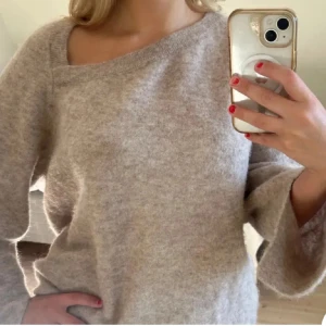 Beige stickad tröja från Arket - Beig stickad tröja från arket i alpacka. Inga defekter, storlek S. Lånade bilder