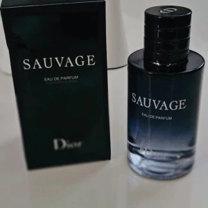 Dior Sauvage Eau de Parfum - Sauvage Eau de Parfum från Dior – en ikonisk doft i snygg flaska. 100 ml