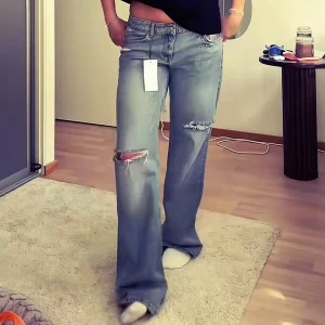 ZARA JEANS - Helt nya och oanvända wide/baggy jeans från zara i strl 34💗💗prislapp finns kvar, hon på bilden har strl 40 och är 168cm lång🌸🌸 Jag behöll strl 36 och säljer nu strl 34 då jag ville ha de mer baggy, jag har vanligtvis 32/34 och xs/s i jeans, är 160 lång💗💗 