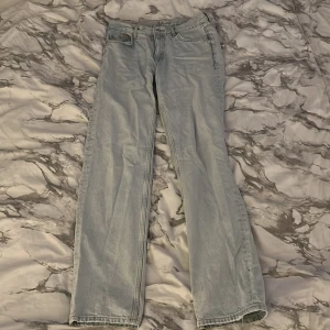 Ljusblå jeans från Gina perfect jeans - Ljusblå jeans från Gina perfect jeans i klassisk rak modell. Jeansen har fem fickor, bälteshällor och stängs med dragkedja och knapp. Tillverkade i denim med en snygg ljus tvätt, perfekta för en avslappnad stil.