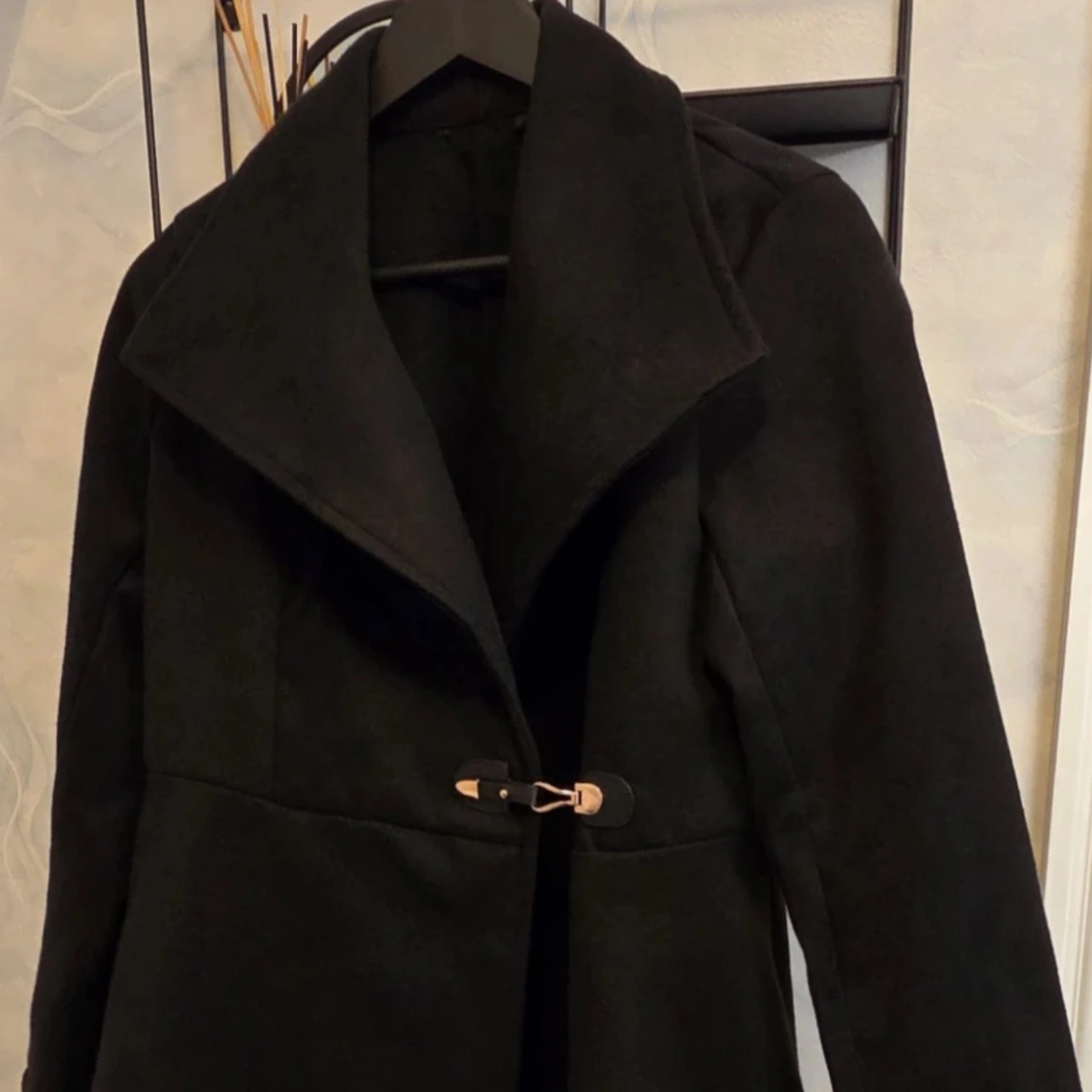 Höst/Vinterkappa med guldspänne / Svart Figurnära Peplum-Jacka Strl M - Stor Krage & Guldspänne - 2