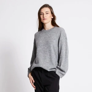 Grå stickad tröja från 157 - Mysig grå stickad tröja från 157 med rund hals och avslappnad passform. Tröjan har långa ärmar och är perfekt för lager-på-lager under kyliga dagar. Materialet är mjukt och ger en chill vibe till din outfit.