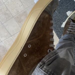 Lanvin storlek 41 med färg av brun - Säljer för jag försöker samla upp till något nytt, skick 6/10 försöker bara bli av med de som ni ser på priset men det kan diskuteras 😊
