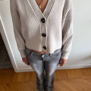 Beige ribbad kofta med stora knappar - Säljer en beige ribbad kofta från h&m. Hör av dig för flera frågor/bilder 🩷🌸