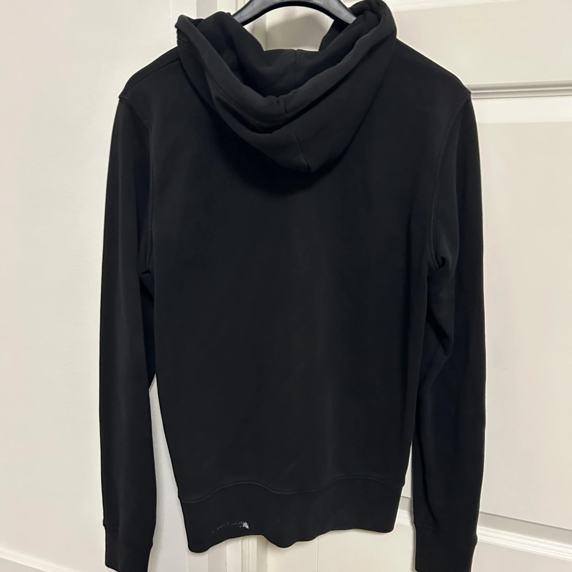 Svart hoodie med dragkedja från Gant - 1