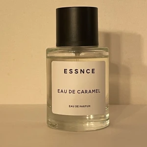  Eau de Caramel  - Essnce Eau de caramel EDP 50 ml  TOPPNOTER Karamell Salt karamellglass heart HJÄRTNOTER Karamelliserade popcorn Vit choklad heart BASNOTER Tonkaböna Vanilj Kumarin Mysk
