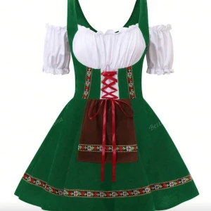 Grön traditionell kortklänning med snörning/Oktoberfestklänning - Superfin grön kortklänning i traditionell stil. Klänningen har vita puffärmar, röd snörning framtill, brunt förkläde och broderade blommiga banddetaljer. Perfekt för temafester eller festivaler. Materialet känns mjukt som sammet. Perfekt för oktoberfest. Skriv innan köp