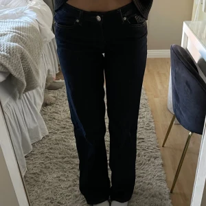Raka jeans - Raka lågmidjade jeans från vero Moda, mörkblå i strl 27:34, långa på mig som är 174