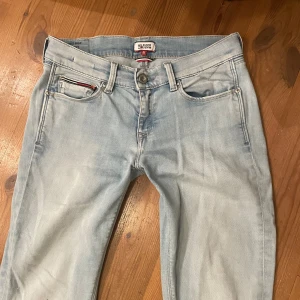 Ljusblå bootcut jeans - Säljer dessa lågmidjade ljusblå jeans. Jeansen är omsydda till bootcut. Midjemått 36 cm tvärs över midajsn och innerbenslämg 78 cm. Jeansen är i ett stretchigt matrial. Kontakta mig privat vid frågor eller liknande, kolla gärna min profil för fler liknande jeans💗💗