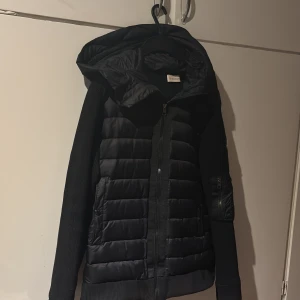 Moncler cardigan  - Storlek l nfc scan funkar 