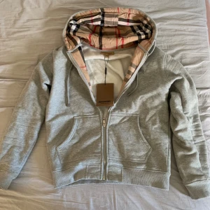 Grå Burberry hoodie  - Säljer nu en grå Burburry zip hoodie, mycket mycket bra kvalitet och skick, om du har frågor så hör av dig!😊