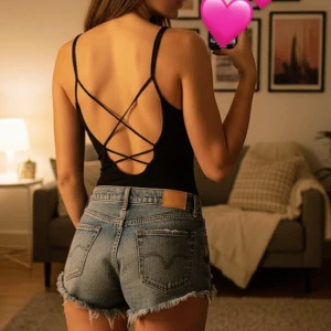 Svart body  -  Snygg svart body Med snörning i ryggen💕 helt ny storlek S. 