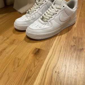 Airforce 1 - Knappt använda Airforce, nypris 1200-1800. Storlek 41, men passar 42. Kom DM för funderingar ‼️